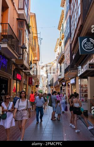 Palma, Majorque, Iles Baléares, Espagne. 21 juillet 2022 - rue San Miguel, petite rue piétonne commerçante, dans la vieille ville, animée avec les gens à pied Banque D'Images