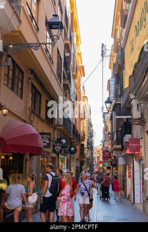 Palma, Majorque, Iles Baléares, Espagne. 21 juillet 2022 - rue commerçante dans le centre historique plein de boutiques avec des touristes de shopping et de promenades Banque D'Images