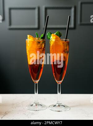 Deux cocktails Aperol au comptoir. Cocktail avec tranche d'orange, menthe et glace dans deux verres. Banque D'Images