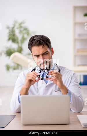 Jeune médecin étudiant le modèle moléculaire Banque D'Images