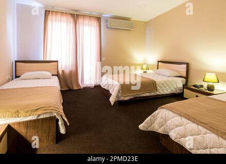 La chambre triple dans cet hôtel moderne Banque D'Images