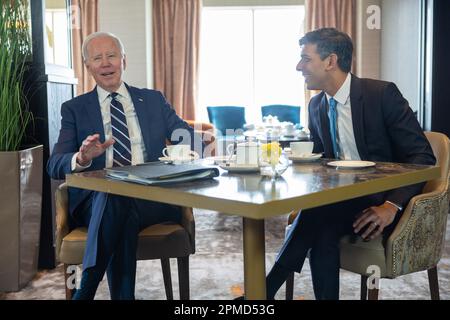 (230412) -- BELFAST, 12 avril 2023 (Xinhua) -- le Premier ministre britannique Rishi Sunak (R) rencontre les États-Unis Le président Joe Biden, à Belfast, en Irlande du Nord, au Royaume-Uni, a propos de 12 avril 2023. Lors de sa visite à Belfast, mercredi, États-Unis Le président Joe Biden a appelé à la restauration du gouvernement de partage du pouvoir en Irlande du Nord. Toutefois, les analystes ne s'attendent pas à ce que son plaidoyer mène à des changements importants. (Simon Walker/No 10 Downing Street/document via Xinhua) Banque D'Images