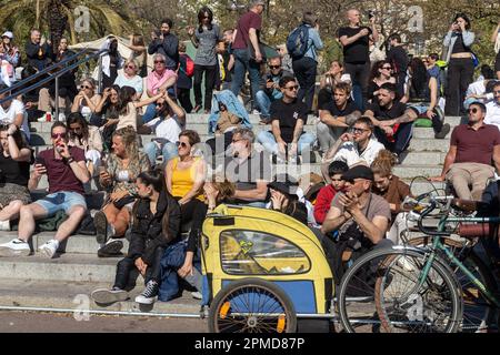 Barcelone, Espagne - 25 mars 2023: Les gens écoutent la musique des musiciens de rue assis sur les marches du Paseo Joan de Borbo Banque D'Images