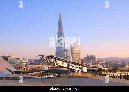 Vue en hauteur du gratte-ciel du bâtiment Shard à côté de la Tour Guy à l'hôpital Guy depuis la terrasse sur le toit de One New change, Londres, Angleterre, Royaume-Uni. Banque D'Images