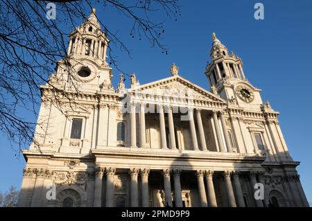 Clocher en élévation face ouest et entrée à l'emblématique cathédrale Saint-Paul, Londres, Angleterre, Royaume-Uni. Architecte: Sir Christopher Wren (1632-1723) Banque D'Images