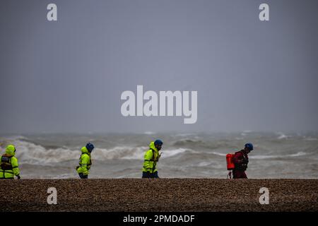 Une opération de recherche et de sauvetage à grande échelle a été lancée cet après-midi près de Brighton Palace Pier après avoir signalé la présence d'une personne dans l'eau. HM Coastguard a mobilisé les équipes de sauvetage de Newhaven, Littlehampton et Shoreham, ainsi que les bateaux de sauvetage de Shoreham et de Newhaven RNLI tout temps. Les équipes locales de garde-côtes, les officiers de garde-côtes, la police de Sussex et l'hélicoptère de garde-côtes de secours de Lee-on-Solent (indicatif d'appel Solent 175) participent également à la recherche. A aroudn 9:30pm la recherche a été appelée et aucune personne trouvée/. Banque D'Images