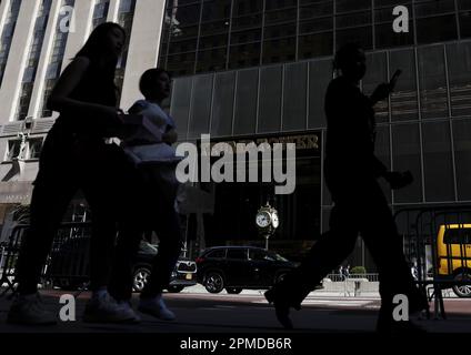 New York, États-Unis. 12th avril 2023. Des piétons marchent près de la Trump Tower à New York mercredi, 12 avril 2023. Donald Trump reviendra à New York plus tard dans la soirée pour dépôt jeudi dans le cadre de la poursuite civile avec AG Letitia James. La semaine dernière, Donald Trump a été inculpé par un grand jury de Manhattan dirigé par le procureur du district de Manhattan Alvin Bragg pour plus de 30 chefs d'accusation liés à la fraude d'affaires. Photo de John Angelillo/UPI crédit: UPI/Alay Live News Banque D'Images