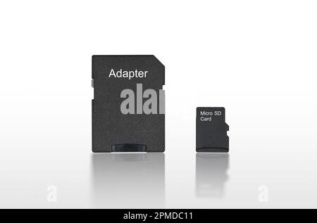 Gros plan de la carte micro sd ou mémoire et de l'adaptateur isolés sur fond blanc avec réflexion incluse masque, concept d'équipement électronique Banque D'Images