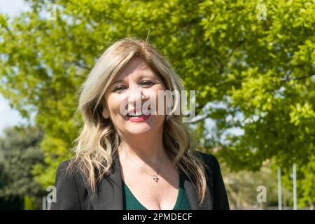 Bonne femme blonde mûre marchant dans le parc Banque D'Images
