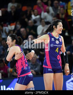 Scandicci, Italie. 12th avril 2023. Zhu Ting (R) et Yao Di de Scandicci réagissent lors du match final de la coupe de volleyball CEV 2023 entre l'italien Savino Del Bene Scandicci et le roumain CSM Volei Alba Blaj à Scandicci, en Italie, au 12 avril 2023. Credit: Jin Mamengni/Xinhua/Alamy Live News Banque D'Images