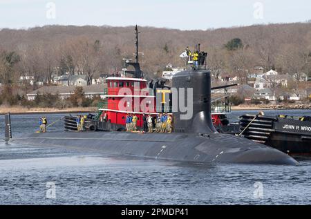 L'USS Virginia (SSN 774), le premier de la dernière classe de sous-marins à attaque rapide, est retourné à la base sous-marine navale de New London à Groton, Connecticut, après un changement de ports résidentiels du chantier naval de Portsmouth à Kittery, Maine, mercredi, 12 avril 2023. Alors qu'il se trouvait dans le Maine, la Virginie a terminé l'entretien prévu et retournera maintenant à la flotte opérationnelle où elle sera exploitée sous le 42e Escadron sous-marin. (É.-U. Navy photo par John Narewski) Banque D'Images