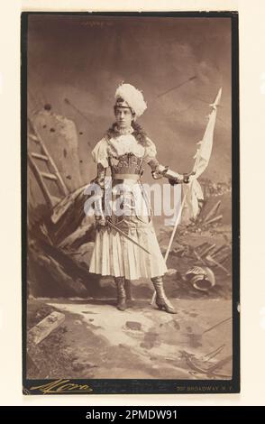 Photographie, Mme Peter Cooper Hewitt dans Masqurade Costume; photographiée par José Maria Mora (cubain-américain, 1850 - 1926); États-Unis; photographie sur papier sensibilisé; 32,5 x 18,5 cm (12 13/16 x 7 5/16 po); 1960-60-1 Banque D'Images