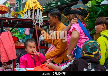 PAI,Thaïlande-4 avril 2023: Un jeune enfant est temporairement bouleversé, pendant l'excitation du festival de rue bruyant et dynamique, célébrant les garçons et l'adorèce Banque D'Images