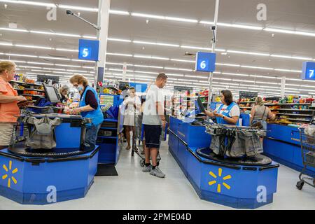 Miami Florida Hallandale Beach, Walmart Supercenter discount big box Department, caissier caissiers associés associés clients en attente de caisse, s Banque D'Images