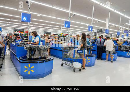 Miami Florida Hallandale Beach, Walmart Supercenter discount big box Department, caissier caissiers associés associés clients attendant la ligne c Banque D'Images