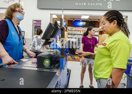 Miami Florida Hallandale Beach, Walmart Supercenter discount big box Department, caissier associé clients en attente de paiement client entrant le crédit c Banque D'Images