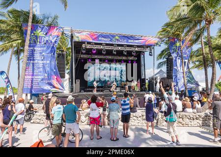Miami Beach Florida, Miami Beach Live Carnaval Experience, Spring Breakers, Lummus Park, regarder les musiciens du groupe chanteur de scène de concert gratuit jouer Banque D'Images