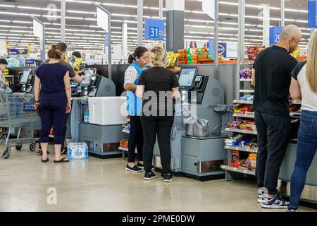 Miami Florida Doral, Walmart Supercenter discount big box Department, service libre-service à la caisse, aide aux associés, magasins d'affaires sho Banque D'Images