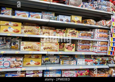 Miami Florida Doral, Walmart Supercenter discount grand département de boîte, Little Debbie gâteaux snacks desserts, magasins d'affaires magasins, moi Banque D'Images