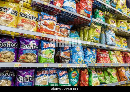 Miami Florida Doral, Walmart Supercenter grand rayon de rabais, Chips de nourriture indésirable Tostitos Ruffles Lay's, magasins d'affaires entreprises magasins Banque D'Images