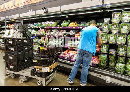 Miami Florida Doral, Walmart Supercenter discount grand département de boîte, produire des salades vertes laitue, employé associé de stock, magasin affaires Banque D'Images