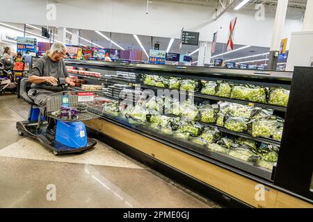 Miami Florida Doral, Walmart Supercenter discount grand département de boîte, raisins chariot électrique désactivé, magasins d'affaires commerces, marchand Banque D'Images