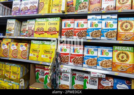 Miami Florida Doral, Walmart Supercenter discount big box Department, petit déjeuner céréales céréales boîtes Cheerios Life Kellogg's store affaires bussin Banque D'Images