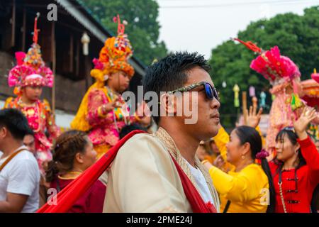PAI,Nord de la Thaïlande-4 avril 2023: Super énergique après les festivités de Covid abondent dans la foule de passage, au festival bouddhiste coloré, où les garçons Banque D'Images