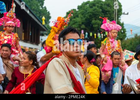 PAI,Nord de la Thaïlande-4 avril 2023: Super énergique après les festivités de Covid abondent dans la foule de passage, au festival bouddhiste coloré, où les garçons Banque D'Images