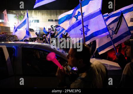 Israël. 12th avril 2023. En dehors d'une cérémonie Mimouna à Hadera, en présence du Premier ministre Benjamin Netanyahu, des confrontations se sont produites entre des manifestants anti-réformes (à droite) et des activistes de droite pro-réformes (à gauche). AVR 12th 2023. (Matan Golan/Sipa USA) crédit: SIPA USA/Alay Live News Banque D'Images
