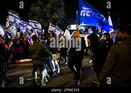 Israël. 12th avril 2023. En marge d'une cérémonie de Mimouna à Hadera, en présence du Premier ministre Benjamin Netanyahu, des confrontations se sont produites entre des manifestants anti-réformes (à gauche) et des activistes de droite pro-réformes portant le drapeau du parti Likoud (à droite). AVR 12th 2023. (Matan Golan/Sipa USA) crédit: SIPA USA/Alay Live News Banque D'Images