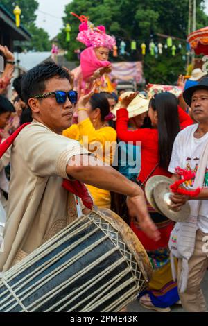 PAI,Nord de la Thaïlande-4 avril 2023: Super énergique après les festivités de Covid abondent dans la foule de passage, au festival bouddhiste coloré, où les garçons Banque D'Images