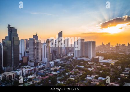 horizon de makati dans le métro manille, philippines au coucher du soleil Banque D'Images