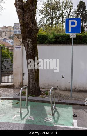 Coimbra, Portugal. 31st mars 2023. Un panneau indiquant un parking pour vélos se trouve sur le côté de la route. Crédit : Viola Lopes/dpa/Alamy Live News Banque D'Images