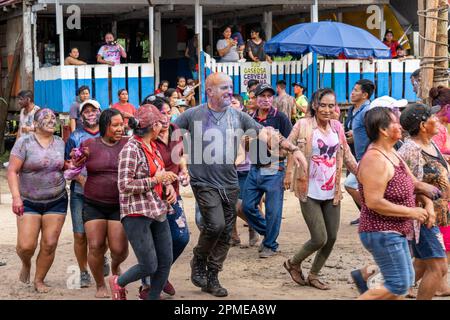 Le Carnaval de Belen est connu sous le nom d'Omagua et implique la danse autour d'un arbre sacré (danse d'Udisha) Banque D'Images