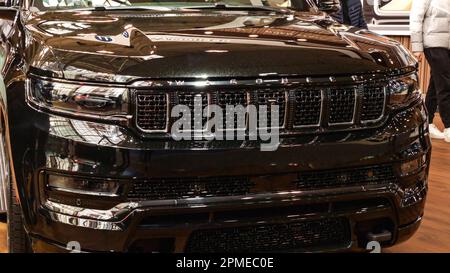 Vue rapprochée du chariot Wagoneer noir. Les foules qui s'intéressent aux nouveaux modèles de voitures au salon de l'auto. Salon national de l'auto du Canada avec de nombreuses marques de voitures. Toront Banque D'Images