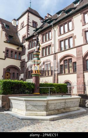 Bâle, Suisse - 27 juillet. 2021 : la fontaine de Sévigel sur la Martinskirchplatz (place de l'église Martin) construite en 1400s, au certer de la ville de Bâle, Banque D'Images