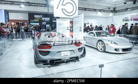 Les foules qui s'intéressent aux nouveaux modèles de voitures au salon de l'auto. Voiture Porsche Spyder exposée. Salon national de l'auto du Canada avec de nombreuses marques de voitures. Toronto ON Canada Fév Banque D'Images