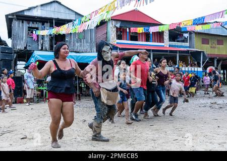 Le Carnaval de Belen est connu sous le nom d'Omagua et implique la danse autour d'un arbre sacré (danse d'Udisha) Banque D'Images