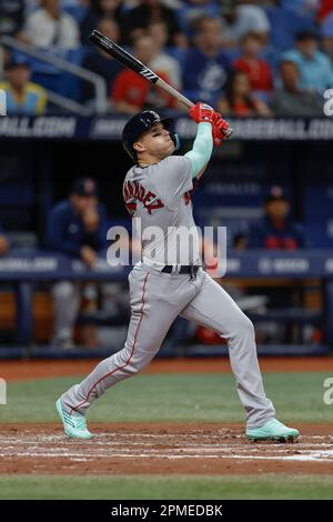 St. Petersburg, FL USA; Boston Red Sox shortstop Enrique Hernandez (5) frappe un double à droite dans un match MLB contre les Tampa Bay Rays sur W Banque D'Images