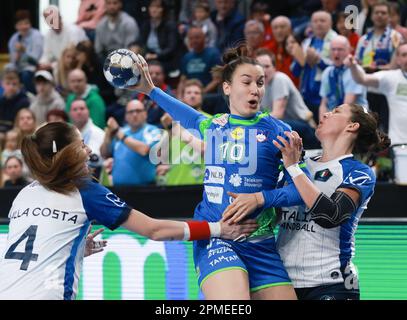 Ljubljana, Slovénie. 12th avril 2023. Tjasa Stanko (C) de Slovénie participe à la qualification pour le Championnat du monde de handball féminin 2023 entre l'Italie et la Slovénie à Ljubljana, Slovénie, sur 12 avril 2023. Credit: Zeljko Stevanic/Xinhua/Alay Live News Banque D'Images