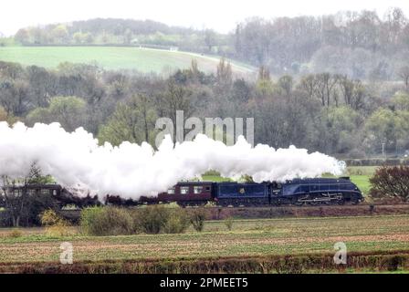 Peterborough, Royaume-Uni. 10th avril 2023. La locomotive à vapeur Sir Nigel Gresley 60007, qui a l'air resplendissante dans sa décoration BR Blue, se démène dans la campagne de Peterborough, sur le chemin de fer de la vallée de Nene à Peterborough, Cambridgeshire. Crédit : Paul Marriott/Alay Live News Banque D'Images