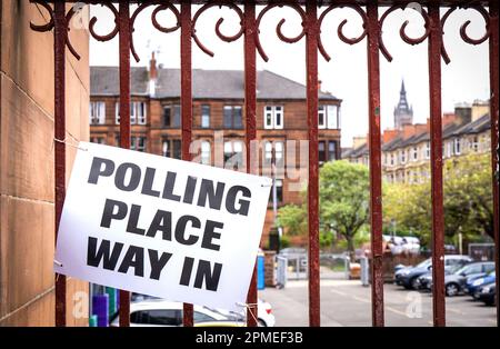 Photo du dossier datée du 05/05/22 d'un panneau indiquant « le vote place way in » à l'extérieur du bureau de vote de l'école primaire notre Dame de Glasgow. La poste presse les gens de prévoir dès maintenant la nouvelle pièce d'identité avec photo lors des élections locales du mois prochain. Date de publication : jeudi 13 avril 2023. Banque D'Images