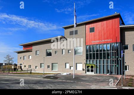 L'école primaire moderne de Kirkonkylän koulu, Perniö, a été achevée en août 2022. Perniö, Salo, Finlande. 9 avril 2023. Banque D'Images