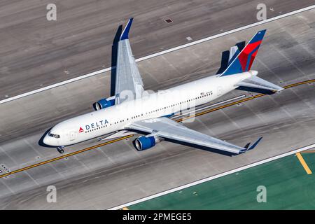 Los Angeles, États-Unis – 4 novembre 2022: Delta Air Lines Boeing 767-300(ER) photo aérienne d'avion à l'aéroport de Los Angeles (LAX) dans les États-Unis Banque D'Images