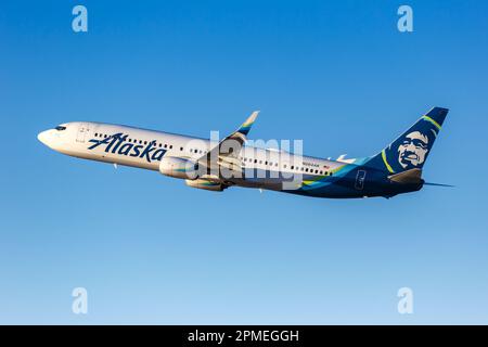 Los Angeles, États-Unis – 3 novembre 2022 : avion Boeing 737-900ER d'Alaska Airlines à l'aéroport de Los Angeles (LAX) aux États-Unis. Banque D'Images