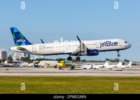 Fort Lauderdale, États-Unis – 14 novembre 2022 : avion JetBlue Airbus A321 à l'aéroport de fort Lauderdale (FLL) aux États-Unis. Banque D'Images