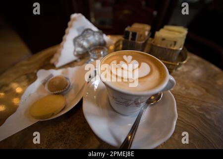 Cappucino dans la vieille école, café italien. Banque D'Images