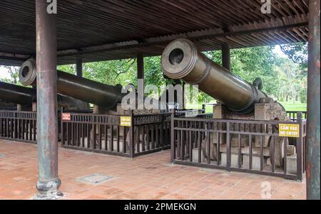 Canons en bronze antique à la Citadelle impériale de Hue Vietnam Banque D'Images