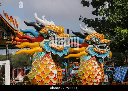 Bateaux d'excursion Dragon, rivière des parfums, Hue, Vietnam Banque D'Images